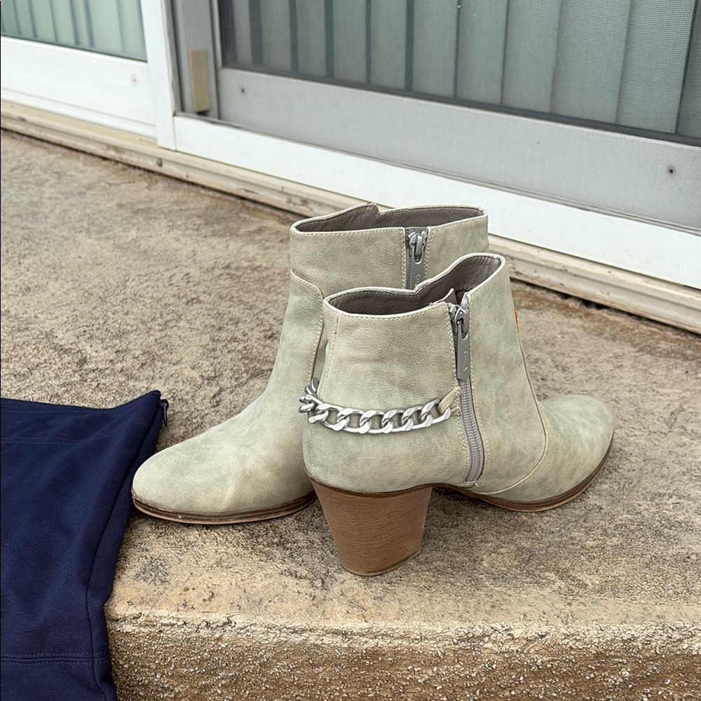 Circus by Sam Edelman Light Gray Ankle Boots with Chain Detail